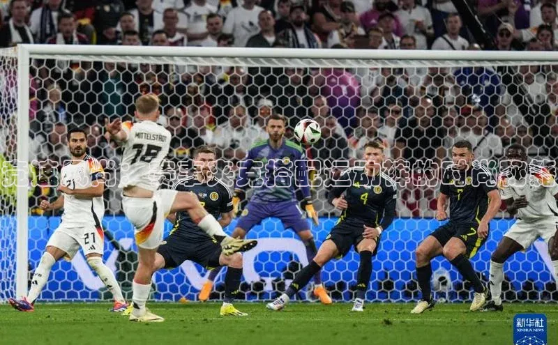 竞速风尚：赛事夹克搭配运动裤的时尚秘籍